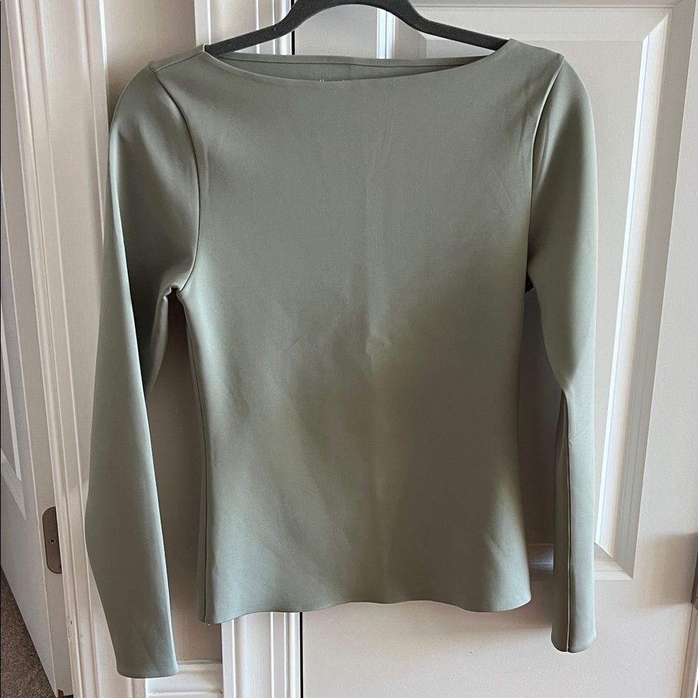Abercrombie and Fitch EUC - Long-Sleeve Sculpt Matte Fabric
Tuckable Slash Top